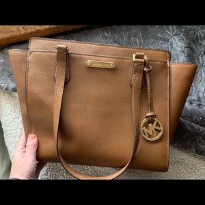 Large Micheal Kors bag, barely used!